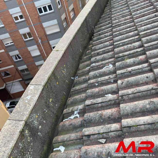 Antes y después: Limpieza y reparación de canalones - Mr Verticales del Principado